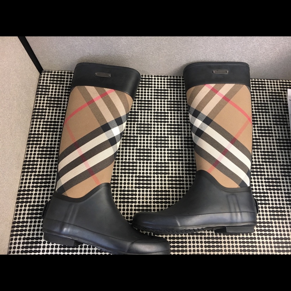 FINAL PRICE Beautiful Authentic Burberry rain boot